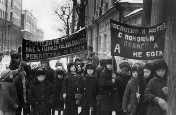 Воспитанники детских садов на антирелигиозной демонстрации. 1929 г. Москва, Бауманский район.